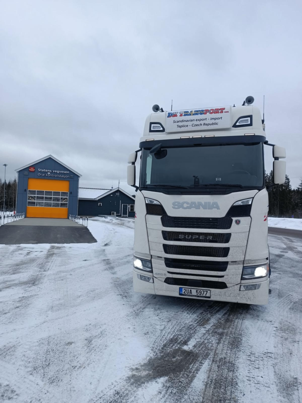 Kamion DK Transport na severní trase ve sněhových podmínkách